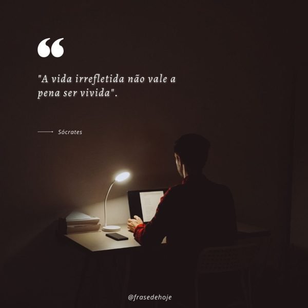 a vida irrefletida: homem sentado em sua escrivaninha