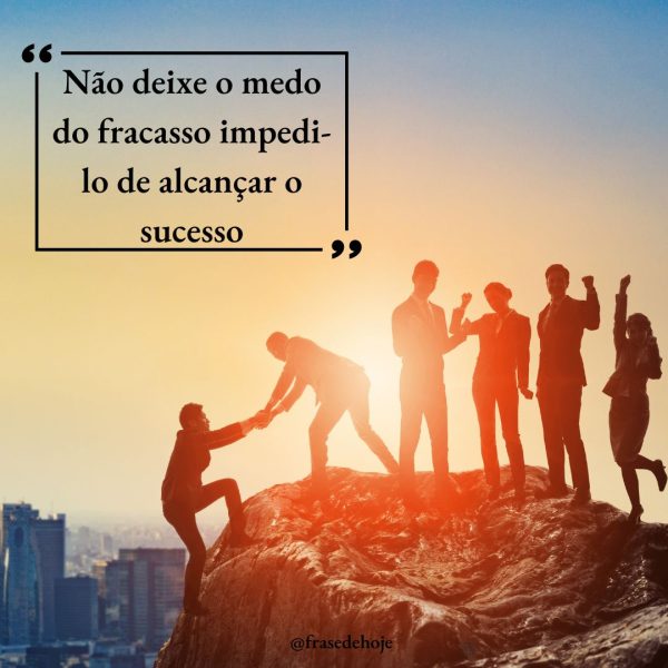 frases motivacionais: Homem empresário escalando uma montanha