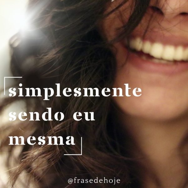 Simplesmente sendo eu mesma: mulher sorrindo.