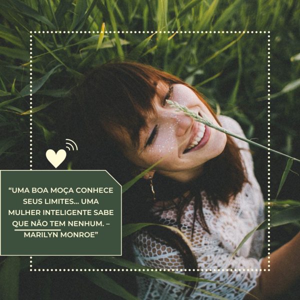 frases de motivação: uma mulher em meio a natureza sorrindo 