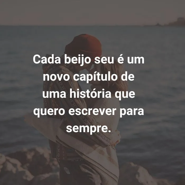 Frases de amor para expressar seus sentimentos: Casal abraçado com mar ao fundo