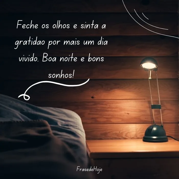 Imagem de uma cama com luminária ao lado em uma mesa de cabeceira com uma frase de boa.noite