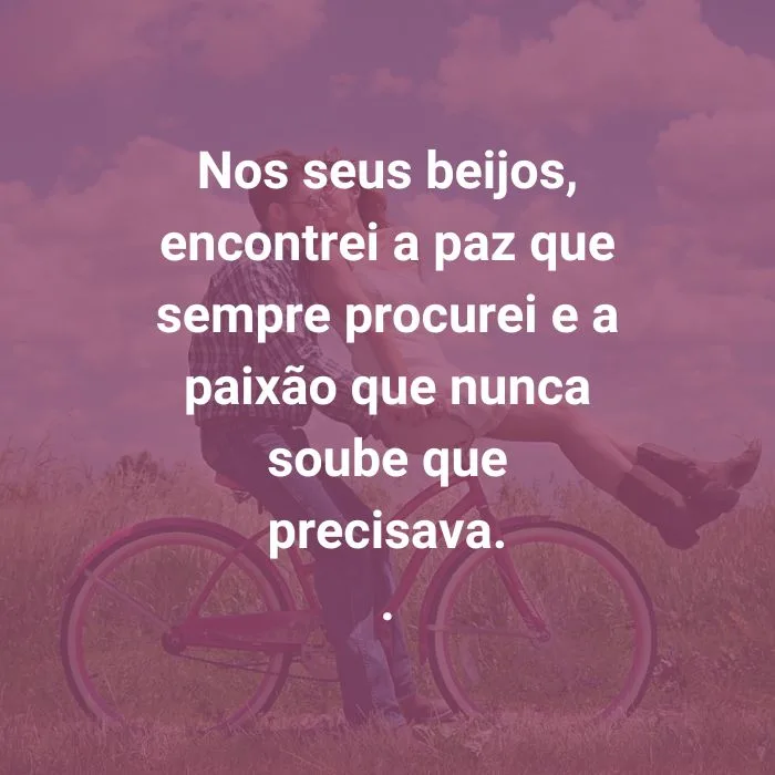 frases de amor para expressar seus sentimentos: uma casal em uma bicicleta e uma linda frase de amor.