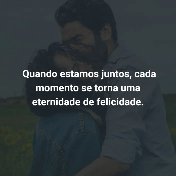 casal no campo em clima feliz, ela sorrindo