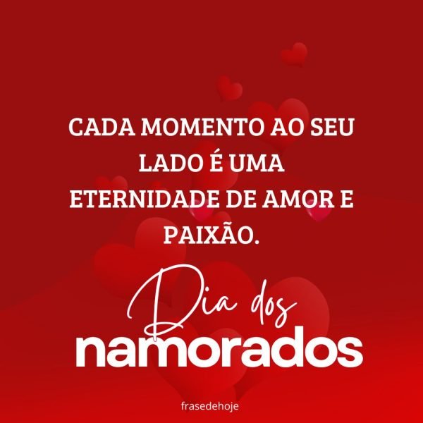 Banner vermelho escrito em branco com corações ao fundo: Cada momento ao seu lado é uma eternidade de amor e paixão.